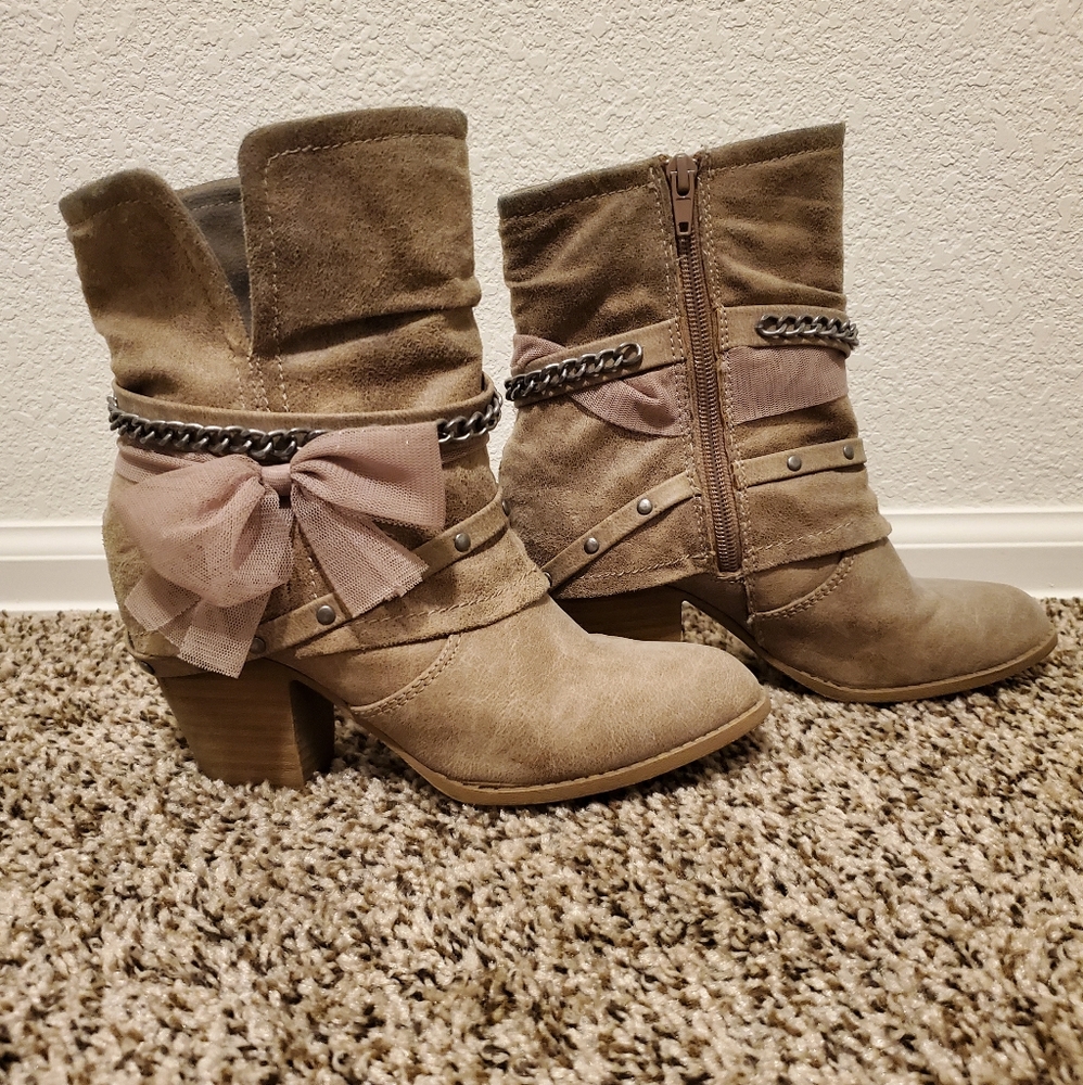 Super Cute Booties with a Bow